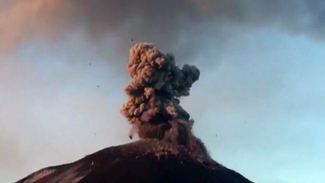Kvapą gniaužiantis vaizdas: nufilmavo galingą ugnikalnio išsiveržimą Indonezijoje