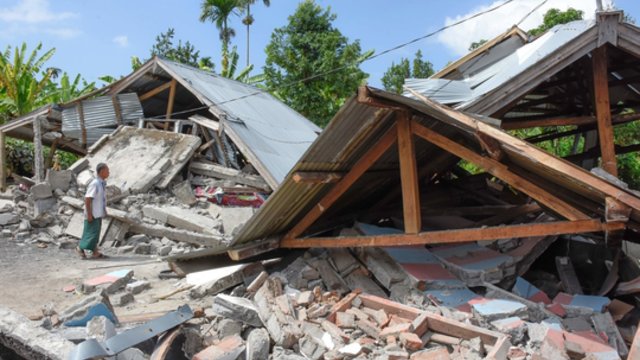 Po žemės drebėjimo Indonezijoje ant kalno šlaitų įstrigo daugiau nei 500 žygeivių