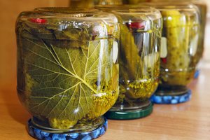 Traškūs agurkėliai pagal močiutės receptą: paprasta, kaip dukart du