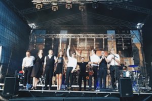 „Colours Of Bubbles“ vasara: anšlagai su orkestru ir išskirtinis koncertas Trakuose
