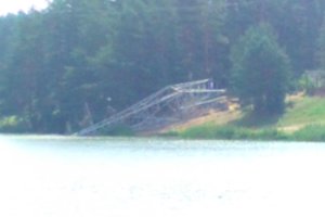 Varėnos gyventojai nustebo išvydę vandenyje milžinišką elektros tinklo atramą