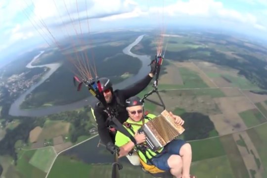 Šiurpuliukus keliantis pasirodymas – surengė gyvo garso koncertą tarp debesų