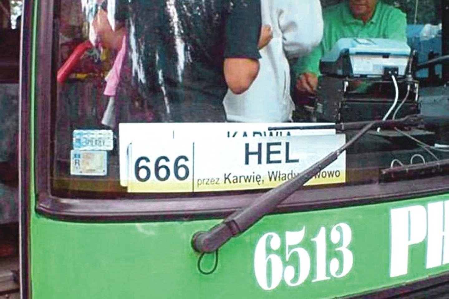 Religingi Lenkijos gyventojai ragina panaikinti 666-ojo maršruto autobusą.