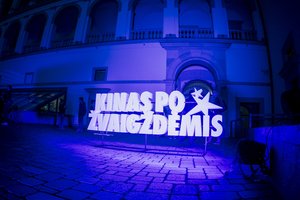 Katedros aikštė vienam vakarui virs kino sale po atviru dangumi