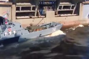 Pasaulis leipsta juokais: laivyno paradą Rusijoje aptemdė neplanuotas incidentas