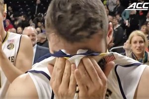 Ašaros ir bučiniai: pamatykite internetą užkariavusią „Ryto“ naujoko akimirką