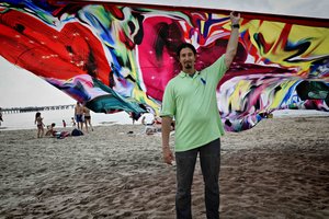 Įspūdingas reginys pajūryje: padangę papuošė didžiulis vaikų piešinys