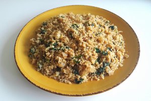 Žiedinio kopūsto ryžiai su špinatais patiks ne tik vegetarams