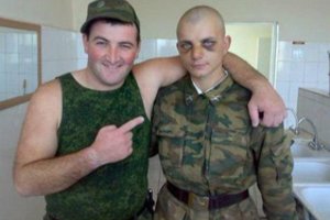 Aprašė „dedovščiną“: „dembeliai“ daužo jauniklius kastuvais, talžo taip, kad tie pasikaria