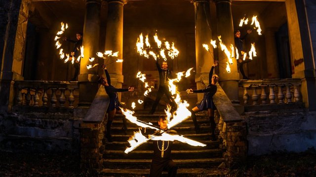 Karščiu alsuojantis ugnies festivalis „Pasaka“ grįžta į Paežerių dvarą