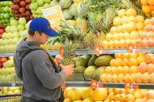 Prekybininkai atskleidė, iš kur pas mus atkeliauja vaisiai ir uogos