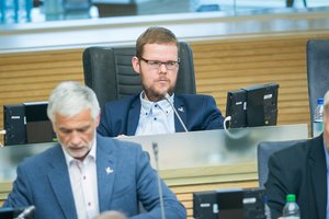 R. Karbauskiui prabilus apie paskutines J. Džiugelio dienas frakcijoje, šis – atsiprašo