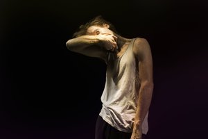 Fizinė komedija: vieno žmogaus kūnu pasakoja visos žmonijos istoriją