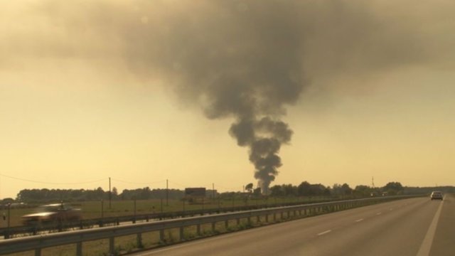 Šiaulių rajone užsidegė sintetinės atliekos, pranešama apie nuodingus dūmus