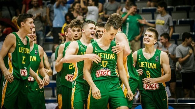 Lietuvos 18-mečiai 33 taškų persvara pateko į ketvirtfinalį 