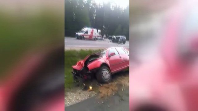 Kelyje prie Kazlų Rūdos – avarija: sumaitoti automobiliai, du žmonės sužeisti