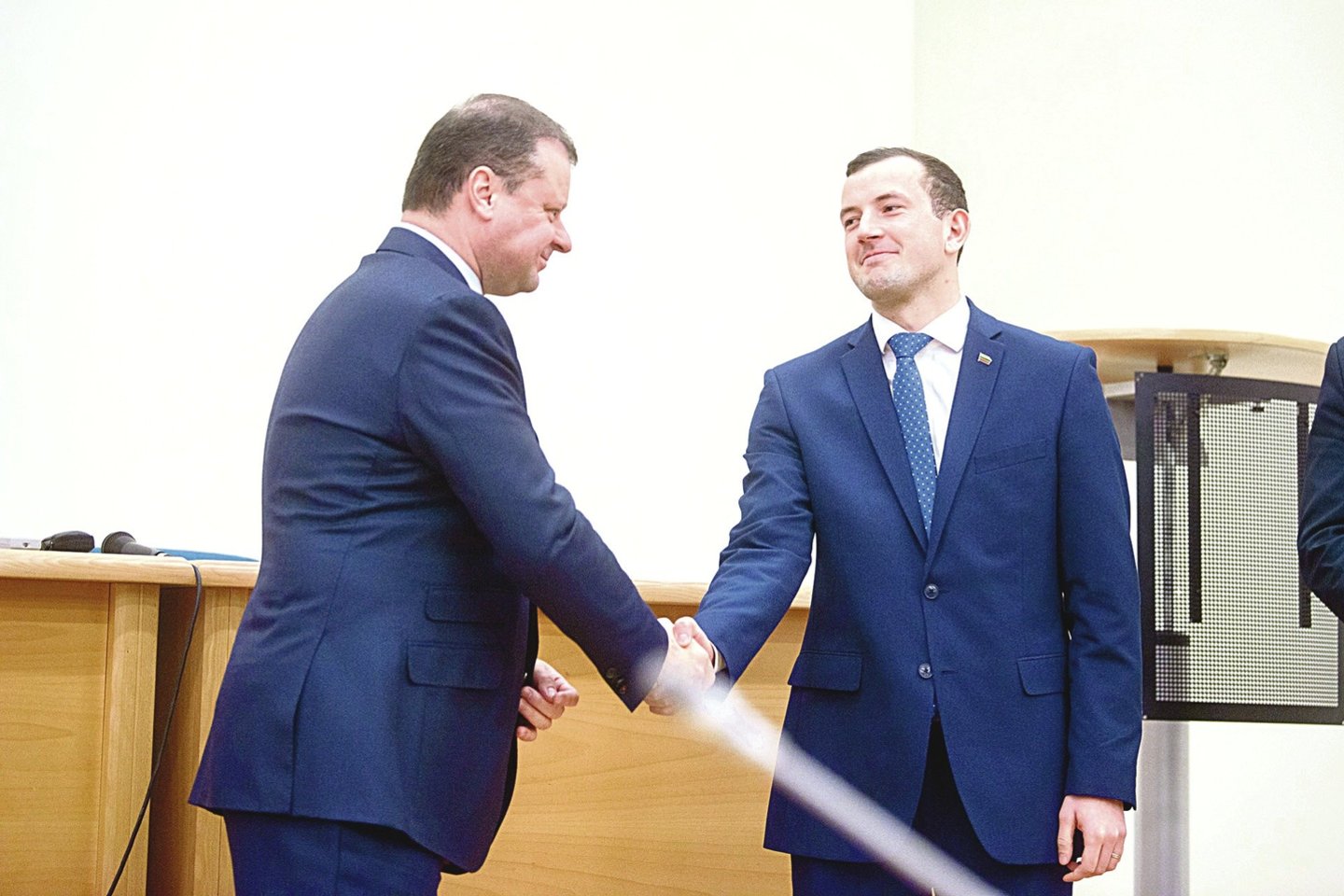 Ūkio ministras V.Sinkevičius (dešinėje) labai palankiai kalbėjo apie premjerą S.Skvernelį.