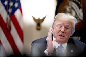 Donaldas Trumpas grasina padidinti tarifus Kinijos prekėms