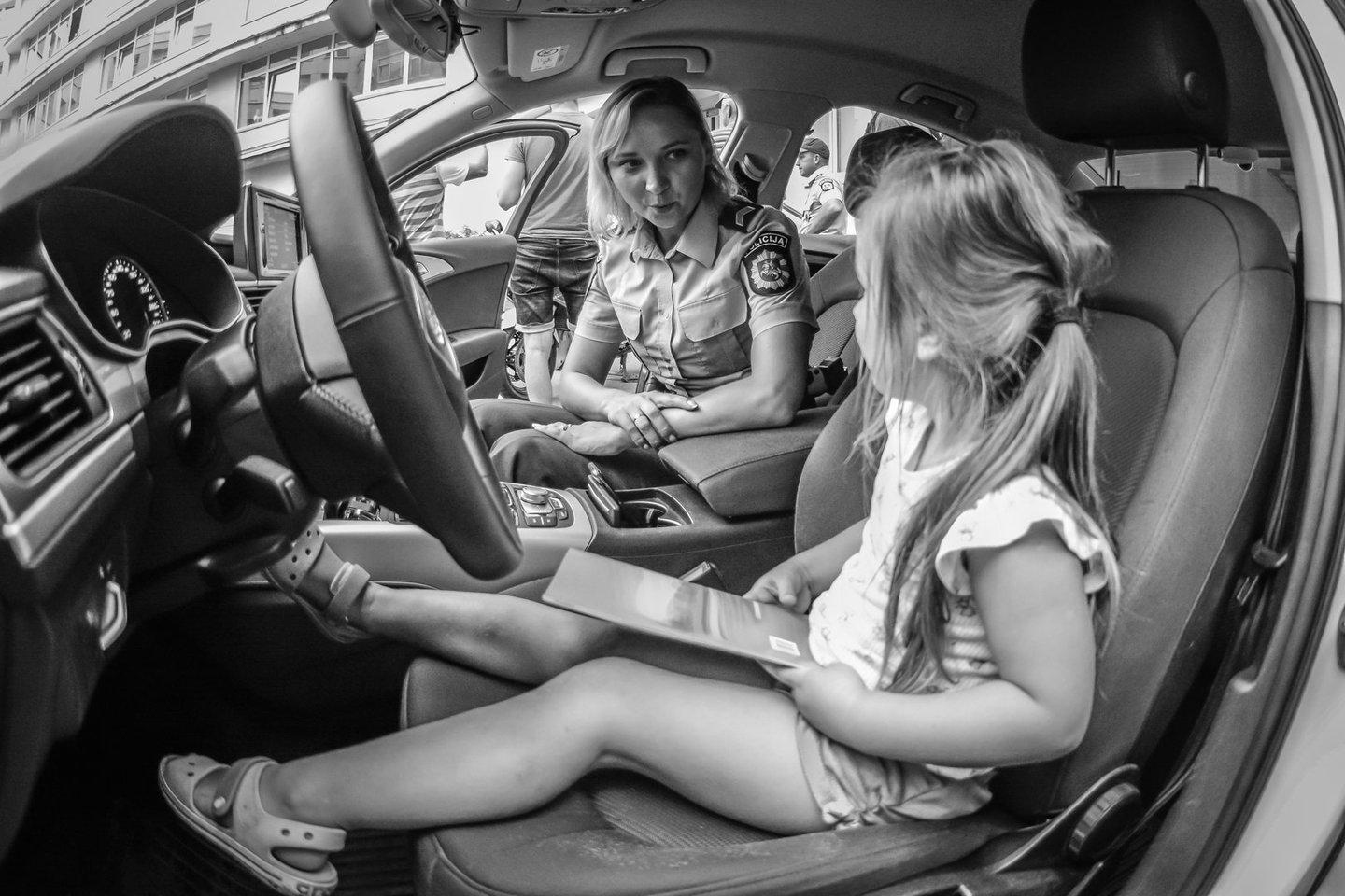  Santaros klinikose vaikus aplankė policijos pareigūnai, motroakrobatai ir šonaslydininkai.<br> Dominyko Girčio nuotr.