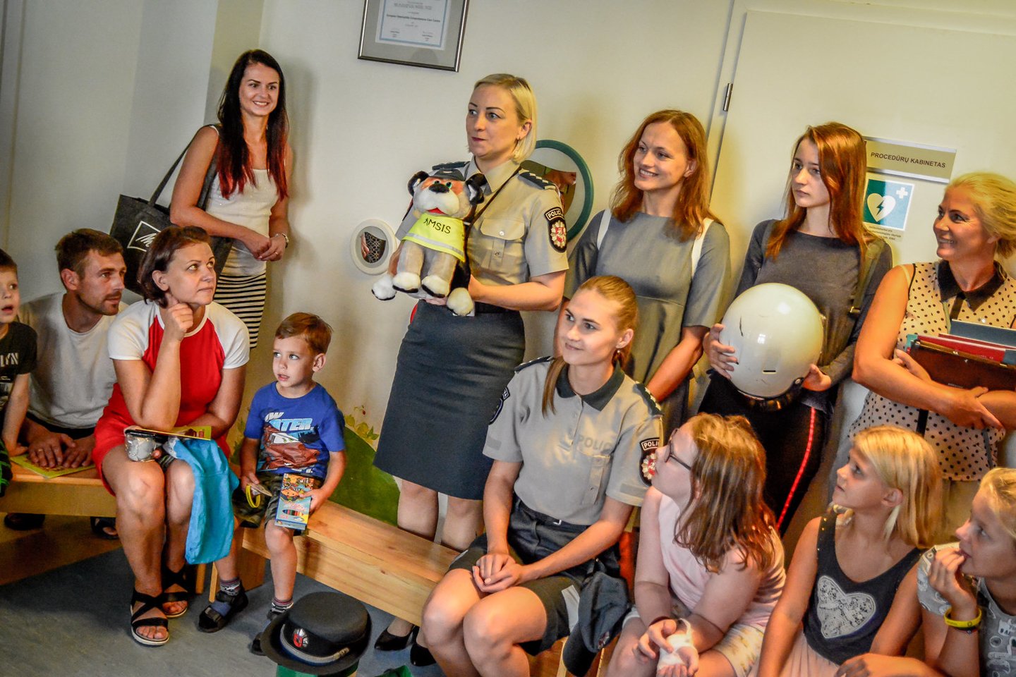  Santaros klinikose vaikus aplankė policijos pareigūnai, motroakrobatai ir šonaslydininkai.<br> Dominyko Girčio nuotr.