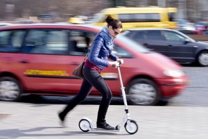 Eismo įvykis Vilniuje: automobilio vairuotoja nepastebėjo paspirtuko
