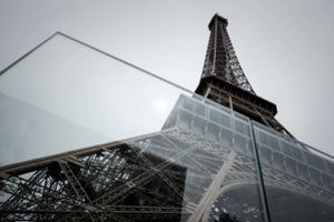 Eiffelio bokštas antrą dieną nepriima lankytojų, tęsiantis streikui dėl ilgų eilių