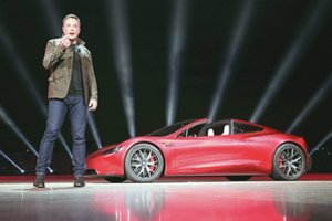 Švedai „Tesla“ vadovui Elonui Muskui pasiuntė tiesmuką žinutę