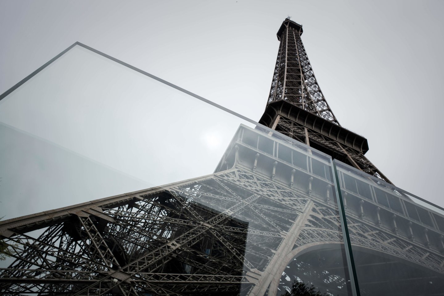 Anksčiau šią savaitę dėl darbuotojų streiko uždarytas Eiffelio bokštas penktadienį vėl priims lankytojus, ketvirtadienį pranešė vadovybė ir profesinės sąjungos.<br>AFP/Scanpix nuotr.