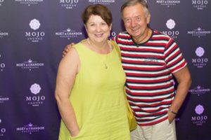 Aktorė Larisa Kalpokaitė su vyru šėlo filmo pristatymo dūzgėse