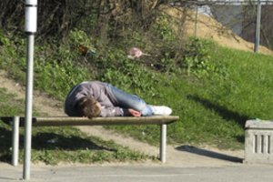 Vilniuje girtas vyras griuvo ir atsitrenkė į autobusą