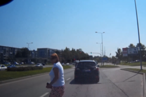 Užfiksavo nelaime vos nepasibaigusį vaizdą: krūptelėjo ne tik pėsčioji