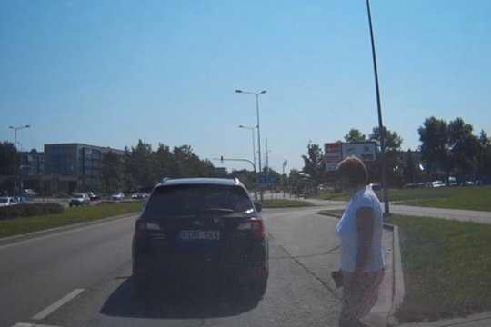 Užfiksuotas vaizdelis privertė krūptelėti ne tik pėsčiąją, bet ir vairuotoją