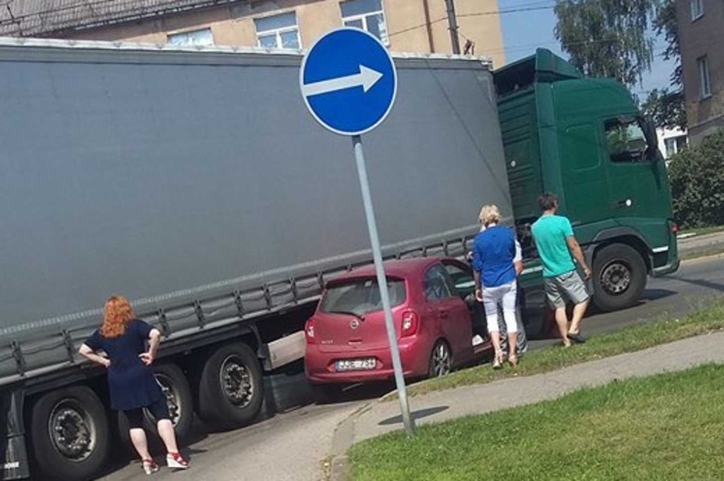 Kelyje neišsiteko vilkikas bei lengvasis automobilis