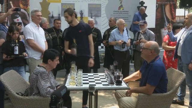 Gruzijoje įvyko šachmatų mačas, kurio dalyviai turėjo atlikti neįprastą ritualą