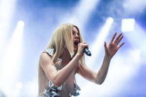 Nei nuoga, nei apsirengusi: Monique „Granatos Live“ publiką kaitino seksualiu įvaizdžiu