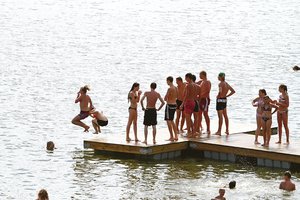 Kauniečiai nustebę – verslininkai netikėtai išardė poilsiautojų pamėgtą tiltą