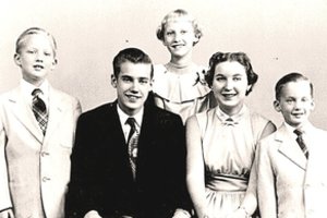 Neįprasti Donaldo Trumpo santykiai su motina visuomet kėlė klausimų