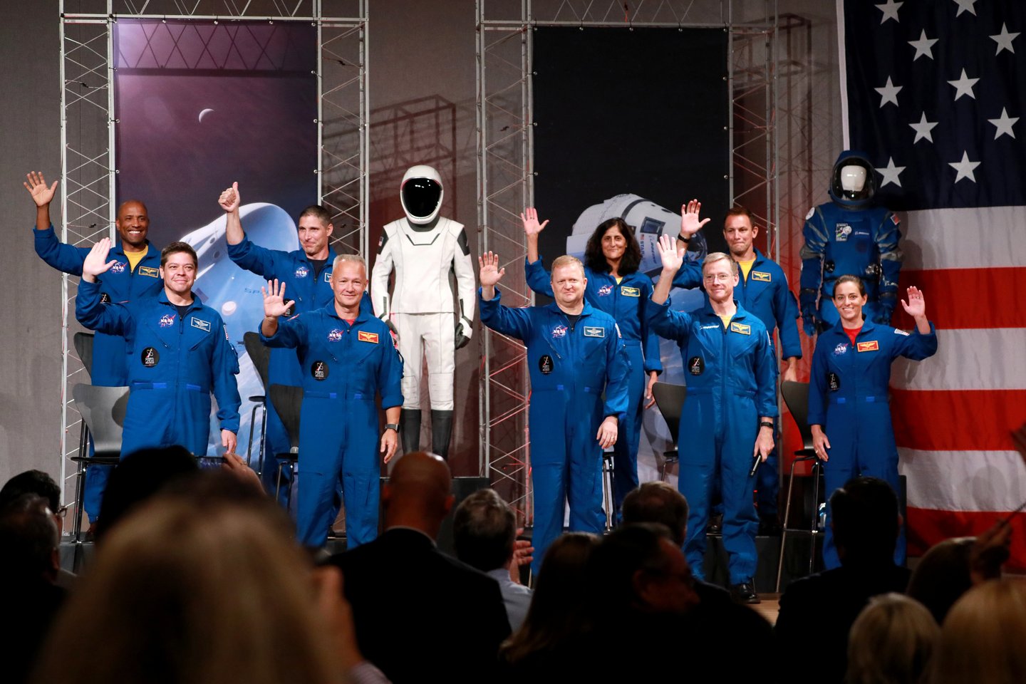  Šiai astronautų grupei, sudarytai iš kosmoso naujokų ir veteranų, bus patikėti atkurti Jungtinių Valstijų gebėjimą skraidinti į orbitą žmones.<br>„Reuters“ (Scanpix) nuotr.