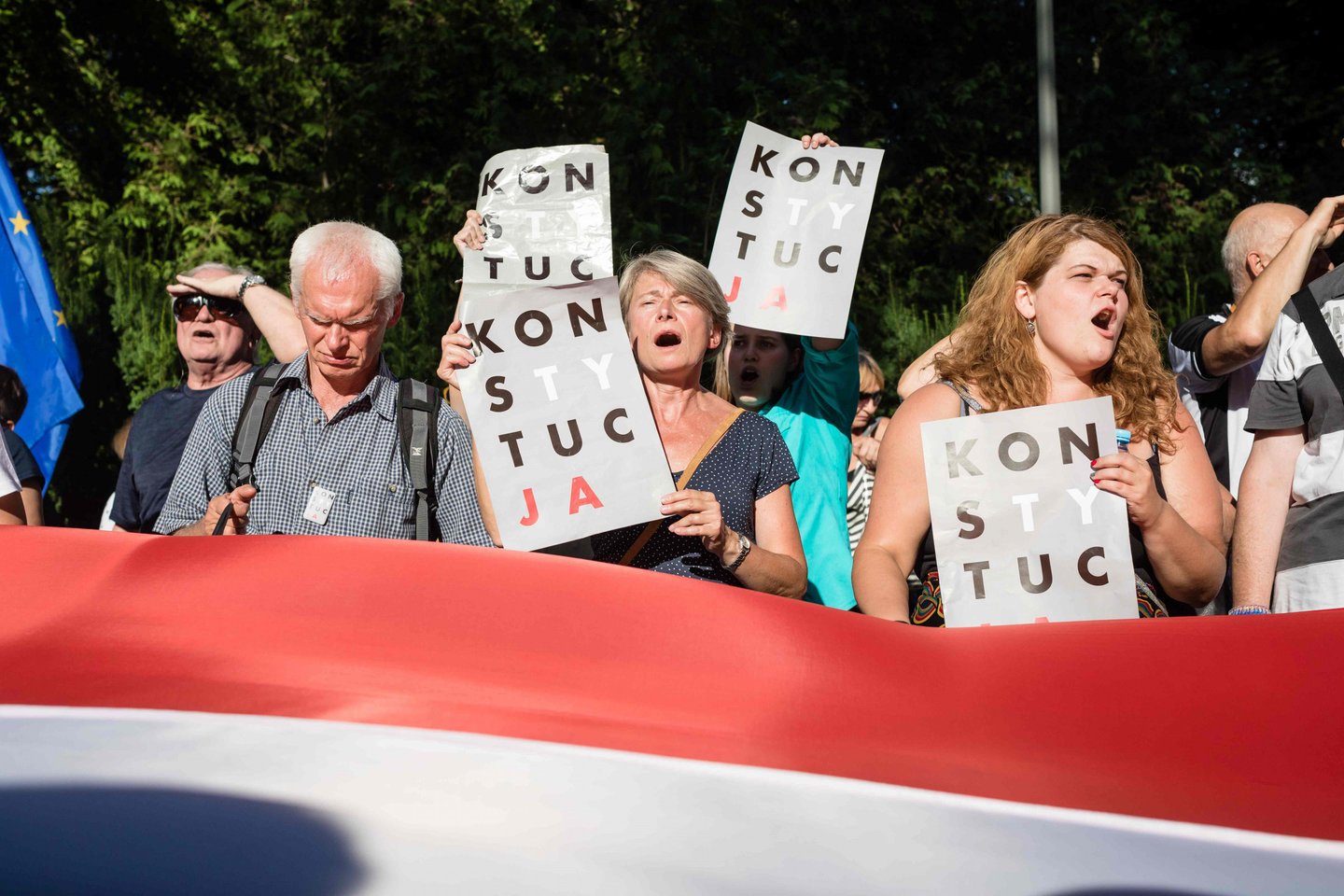 Penktadienį keli šimtai Varšuvos gyventojų prieš teismo pastatą surengė dar vieną protestą.