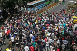 Irane protestuotojai užpuolė religinę mokyklą