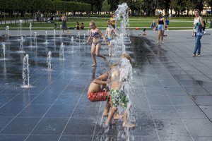 Išvydęs nuogų vaikų maudynes Vilniaus centre senolis stipriai supyko