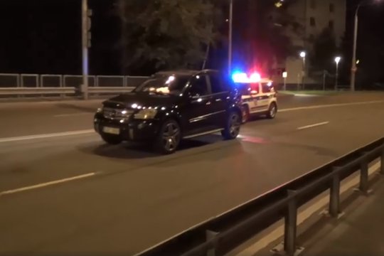 Viduryje kelio stovėjusiame „Mercedes Benz“ – miegantis vyras