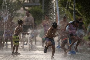 Europą alina karščiai: neišvengta aukų, lydosi asfaltas 