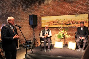 Tvankioje Klaipėdos pilies menėje kultūros magistrai džiaugėsi aukso žiedais