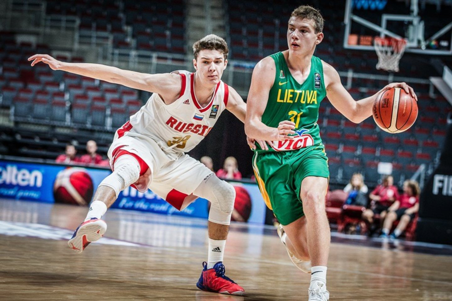  R.Jokubaitis kartu su Lietuvos jaunių rinktine sieks kelialapio į pasaulio čempionatą.<br> FIBA nuotr.