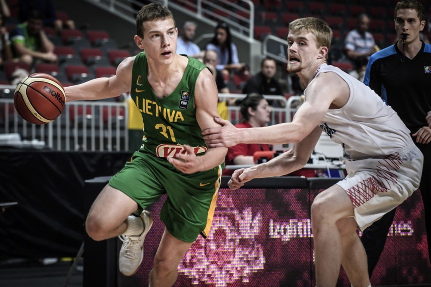  R.Jokubaitis kartu su Lietuvos jaunių rinktine sieks kelialapio į pasaulio čempionatą.<br> FIBA nuotr.