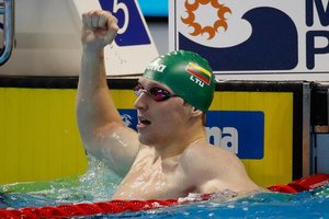 Simonas Bilis pusfinalyje plaukė greičiau nei atrankoje, bet finalui to nepakako