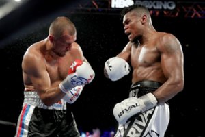 Profesionalų bokso įspūdingoje dvikovoje kolumbietis E. Alvarezas nokautavo rusą S. Kovaliovą