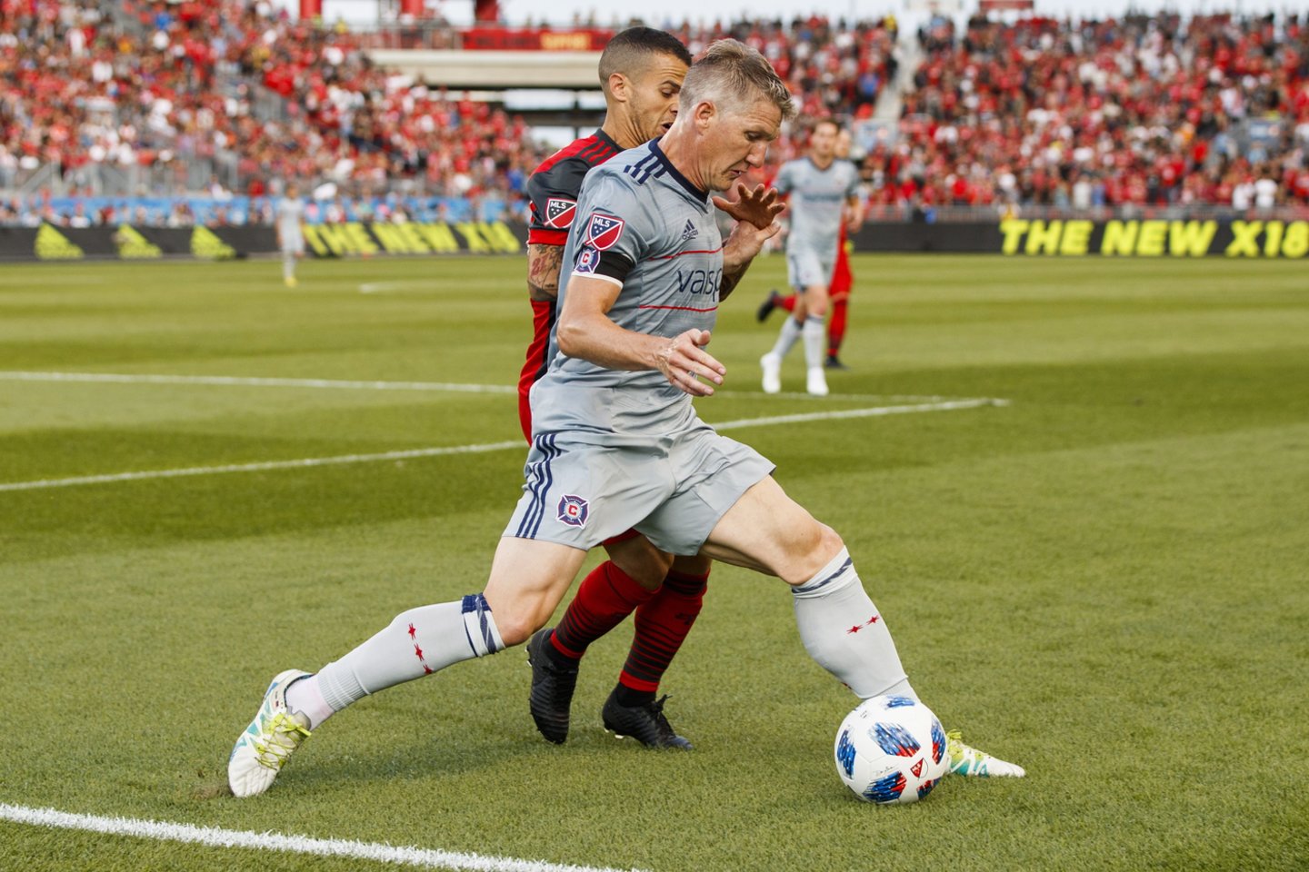  JAV futbolo lygos MLS rungtynėse puikiu įvarčiu pasižymėjo vokietis Bastianas Schweinsteigeris.<br> AP nuotr.