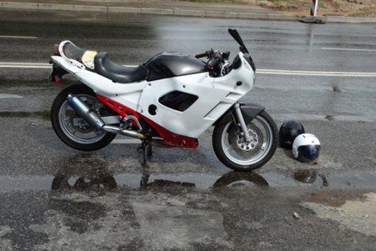 Kaune motociklas rėžėsi į stovinčius automobilius, nukentėjo du žmonės